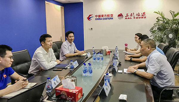 7月9日，集團(tuán)公司董事長(zhǎng)李漢東、副總經(jīng)理龔勇一行前往上航假期國(guó)際旅行社總部，拜訪上航假期總經(jīng)理靳黎軍，雙方就下一步開(kāi)展更加深入的合作進(jìn)行了洽談。市場(chǎng)營(yíng)銷部、經(jīng)營(yíng)管理部相關(guān)負(fù)責(zé)人陪同參加。.png
