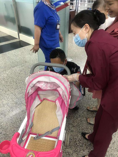 圖片1.png“真情服務(wù)”是讓旅客更加安心、放心、舒心的出行。行查室作為部門進(jìn)港服務(wù)的最后一個環(huán)節(jié)，在日常工作中也很注重服務(wù)細(xì)節(jié)。6月10日，行查室工作人員幫助旅客打開嬰兒車，為她排憂解難。.png