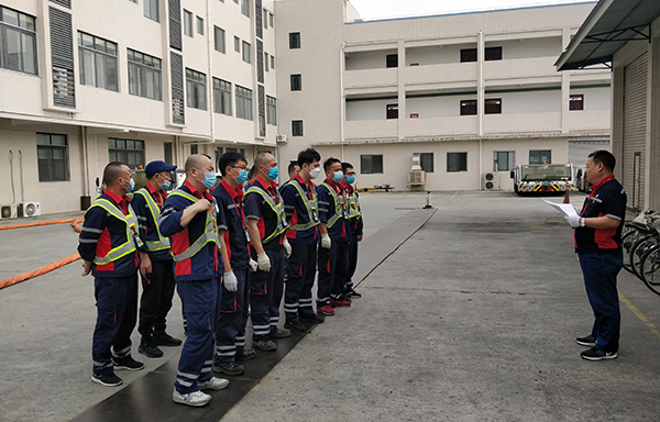 1647848330313615.jpeg 機務(wù)保障部外場隊開展殘損航空器搬移應(yīng)急演練1.jpeg