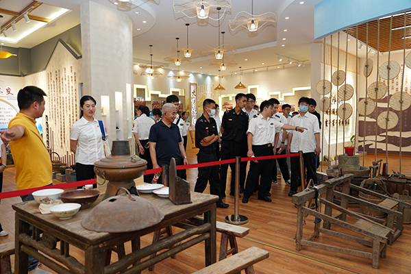 “助力鄉(xiāng)村振興，踐行艱苦奮斗” 將新員工黨性教育活動(dòng)搬到對(duì)口幫扶村.jpg