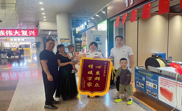 心系群眾，情暖萬(wàn)家—— 綿陽(yáng)機(jī)場(chǎng)安檢站暖心服務(wù)獲錦旗.png