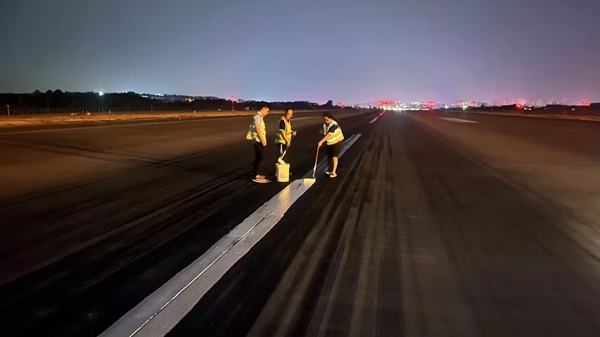 深夜，航班結(jié)束后，工作人員對跑道中心線進行復(fù)新_副本.jpg