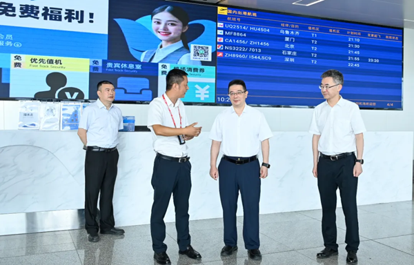 李云在綿陽(yáng)機(jī)場(chǎng)集團(tuán)調(diào)研